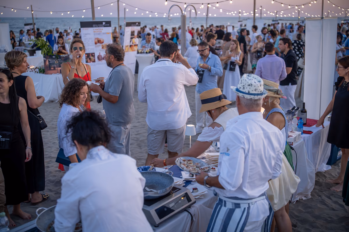 Chef sulla sabbia e calici al tramonto: il Dinner Show arriva a Lignano
