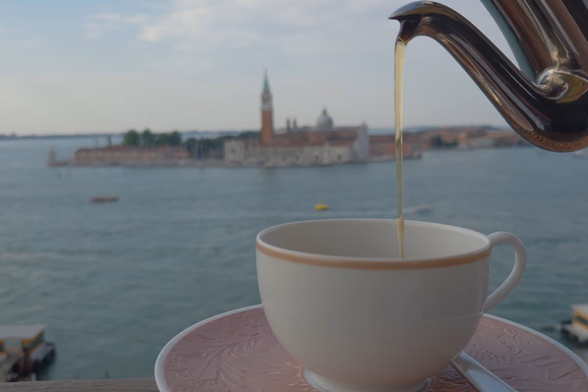 A Venezia si può fare colazione con un buon tè sopra i tetti della città