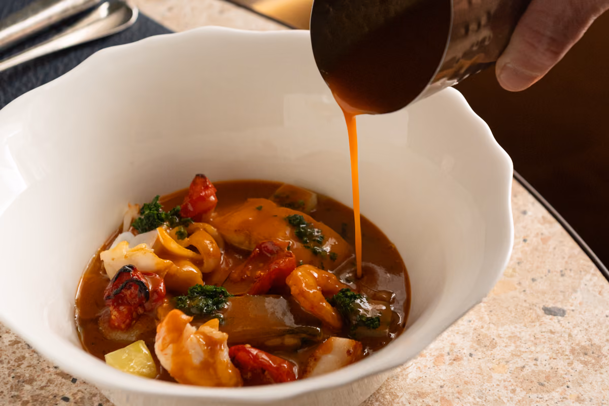 La ricetta della zuppa di pesce preparata (anche) con lische e scarti