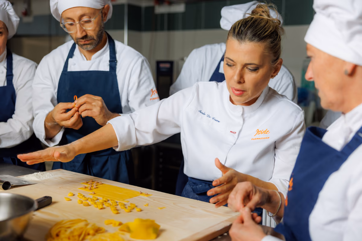 La chef Iside De Cesare apre una scuola di cucina sotto il suo ristorante stellato