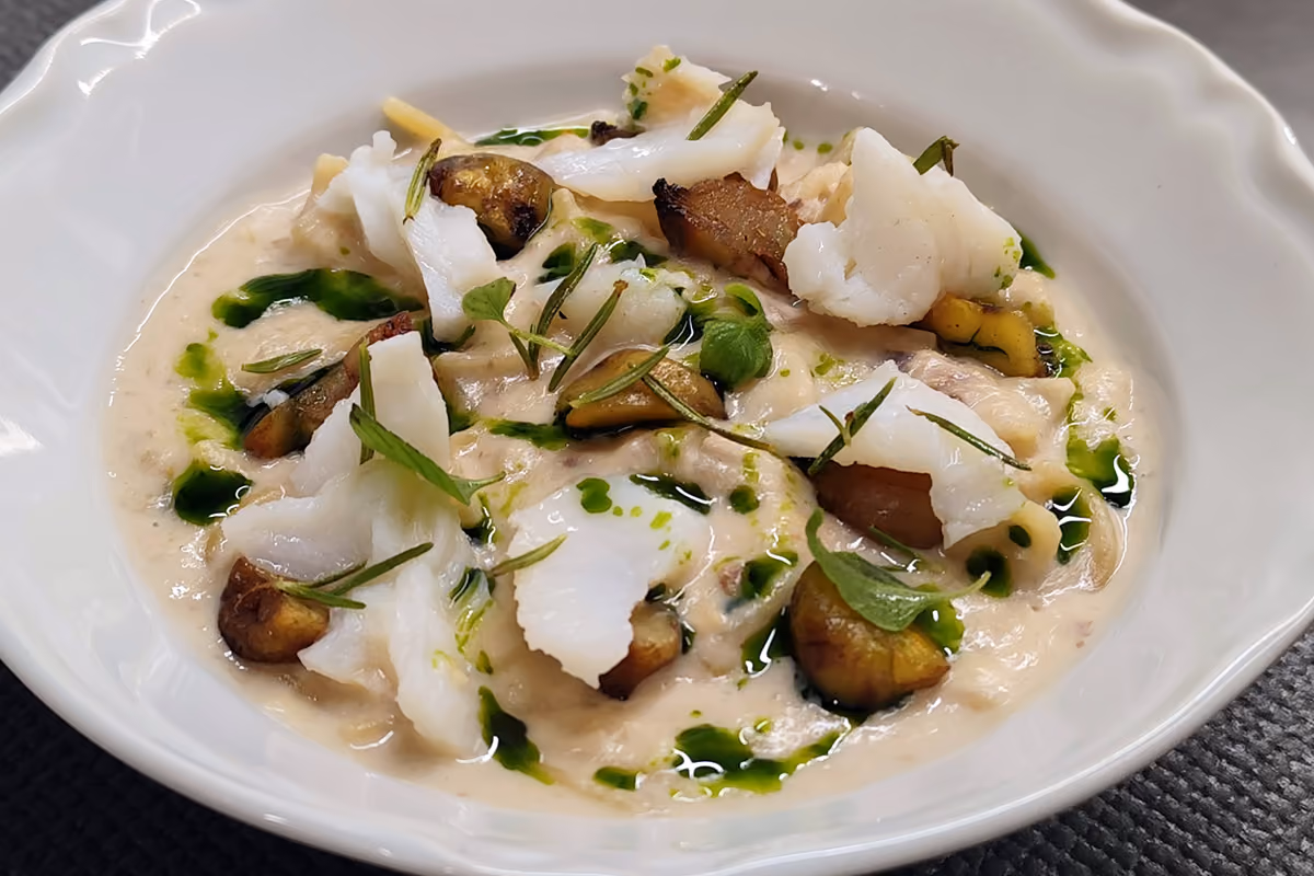 Pasta mista con baccalà e castagne: il caffelatte diventa una salsa da chef