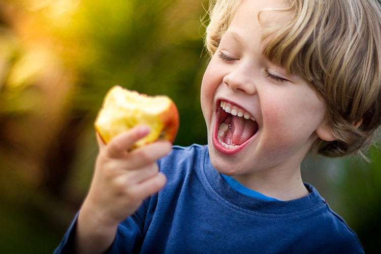 Aumenta nei bambini il consumo di frutta, in calo i dolci - Bambini più consapevoli a tavola:mangiano più frutta e meno dolci