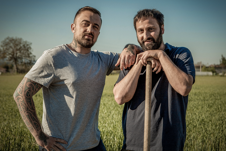 Chef Rubio e Paolo Palmerini - Chef Rubio scopre la campagna PeroniVisita ai campi d'orzo in diretta coi fan