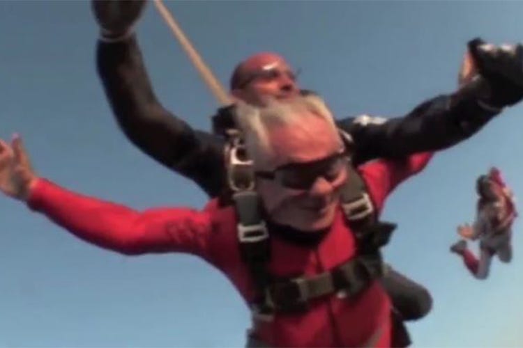 Il Divino si getta col paracaduta a 85 anni (In 50 scatti la vita e l'arte di Marchesi)