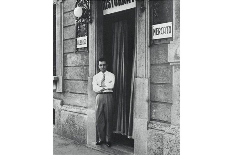 Il giovane Gualtiero all'ingresso del ristorante di famiglia Albergo Mercato (In 50 scatti la vita e l'arte di Marchesi)