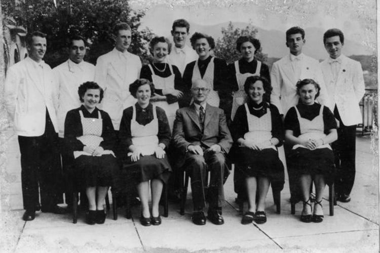 Il giovane Gualtiero, primo a destra, alla scuola di Lucerna, 1950 (In 50 scatti la vita e l'arte di Marchesi)