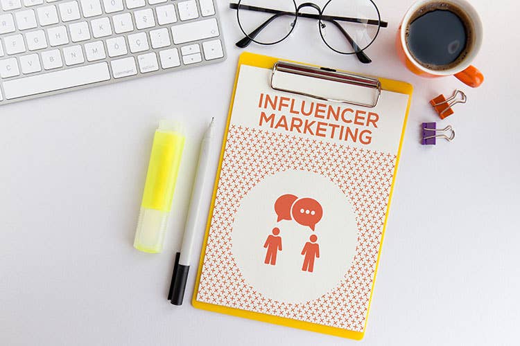 Influencer puro o testimonial? Una linea sottile tra due mestieri diversi