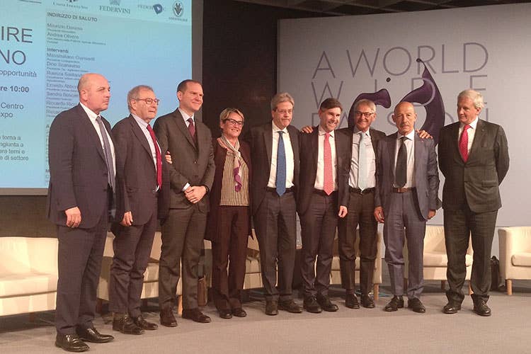 La filiera con Paolo Gentiloni e Andrea Olivero (Strategie, prospettive e opportunità Il futuro del vino italiano a Vinitaly)