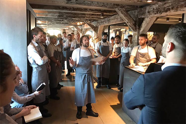 René Redzepi e lo staff del Noma - Tredici anni dopo, il Noma chiude  Redzepi pensa ora ad una fattoria urbana