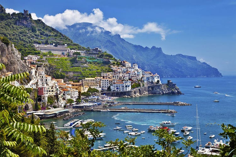 Le bellezze della Costiera Amalfitana - Prezzi più bassi, calano i visitatori Il turismo piange in tutta Italia