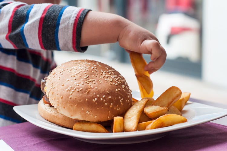 Il cosiddetto "cibo spazzatura" è tra le cause dell'obesità (Un bambino su 3 è obeso All’Italia il primato europeo)