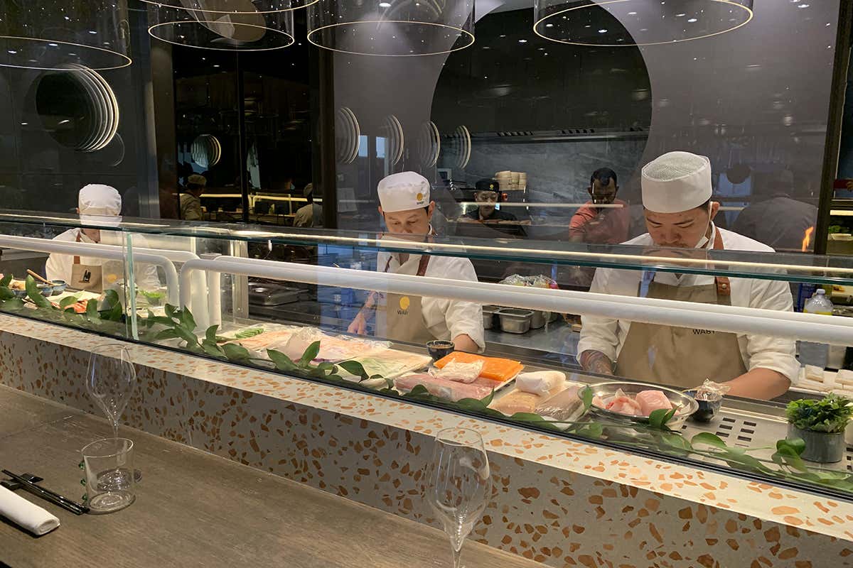 Il banco sushi, sempre molto ambito Waby Restaurant, cucina asiatica di respiro internazionale Il banco sushi, sempre molto ambito Waby Restaurant, cucina asiatica di respiro internazionale