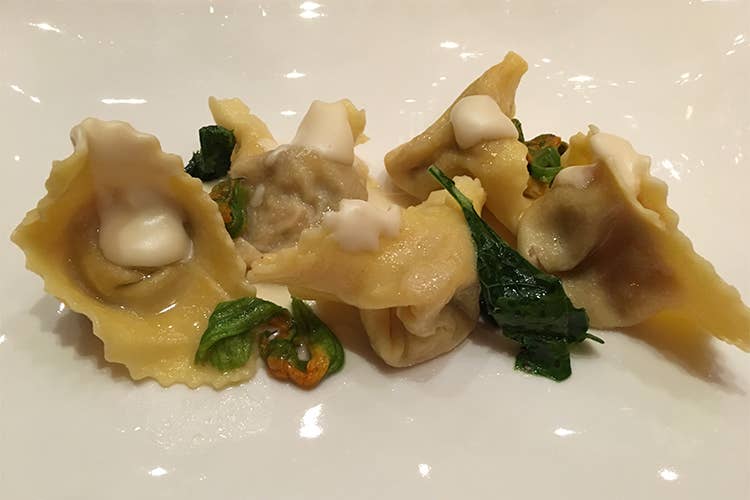 Ravioli di gallina su crema rossa di Urzano, fiori di zucchina e germogli di soia - Fabio Silva e Massimo Spigaroli