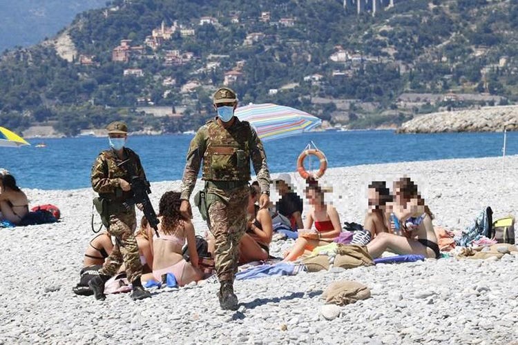 Polemiche sulla discriminazione tra il controllo dei migranti e quello sui turisti - Ci mancavano i mitra in spiaggia Lo Stato spara al turismo ligure