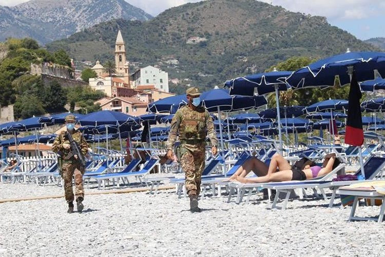 Esercito in spiaggia a Ventimiglia - Ci mancavano i mitra in spiaggia Lo Stato spara al turismo ligure
