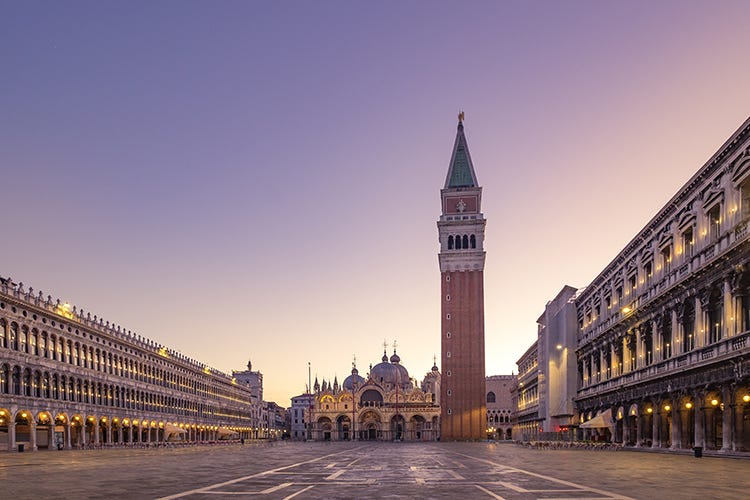 Piazza San Marco a Venezia - I turisti temono le code ai musei L'estate nera delle città d'arte
