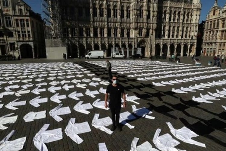 La protesta a Bruxelles - Bruxelles, Horeca in protesta In piazza il cimitero degli chef