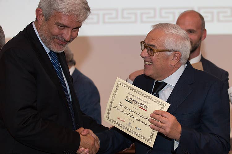 Baldassarre Agnelli premiato da Giorgio Palmucci (Il 2017 è stato l’anno... della padella! Tanti riconoscimenti per Agnelli)