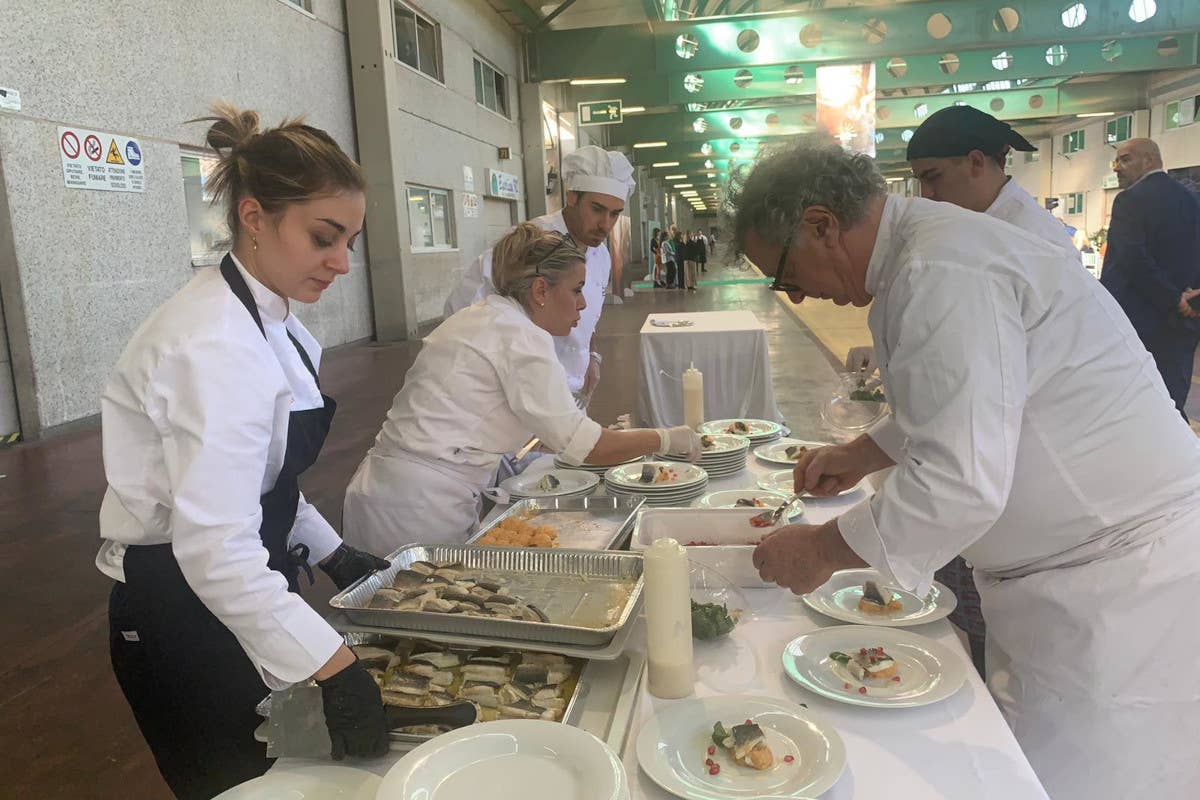 A sinistra la cuoca Iside de Cesare, a destra con gli occhiali Massimo Riccioli Maxi tavola da 400 persone per la festa del Centro agroalimentare Roma