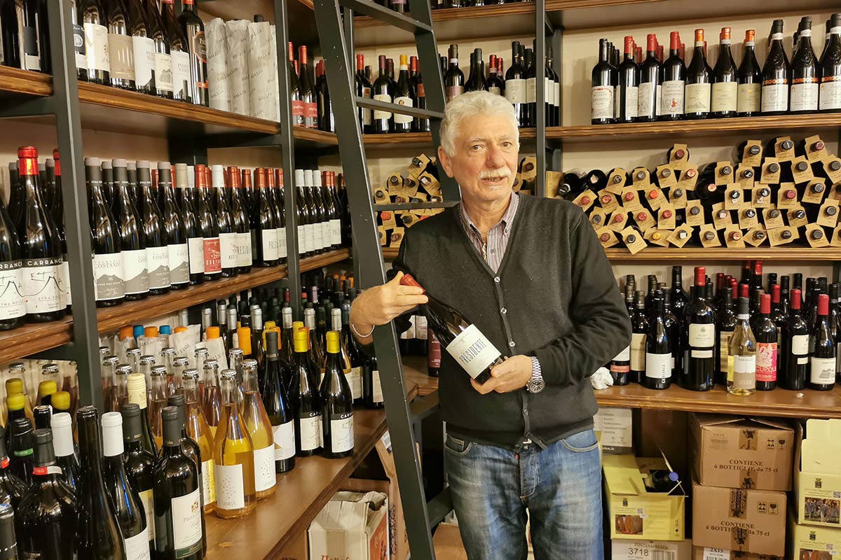 Peppe Carollo in cantina Nangalarruni a Castelbuono, l’osteria famosa per prodotti e piatti di montagna