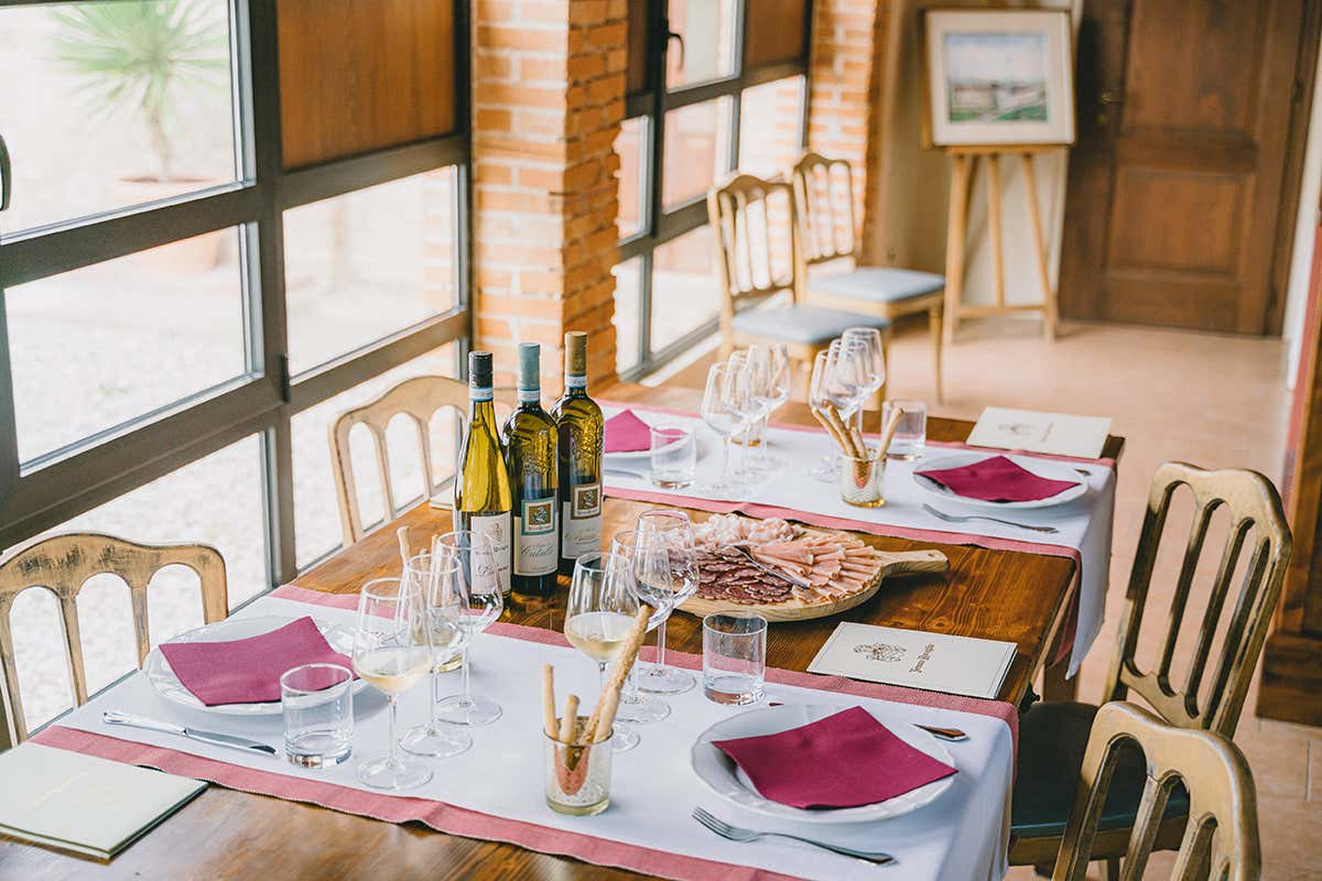 Le porte di Tenuta Roveglia sono sempre aperte. Foto: Stefano Casati Da Tenuta Roveglia per scoprire la storia del Lugana Le porte di Tenuta Roveglia sono sempre aperte. Foto: Stefano Casati Da Tenuta Roveglia per scoprire la storia del Lugana