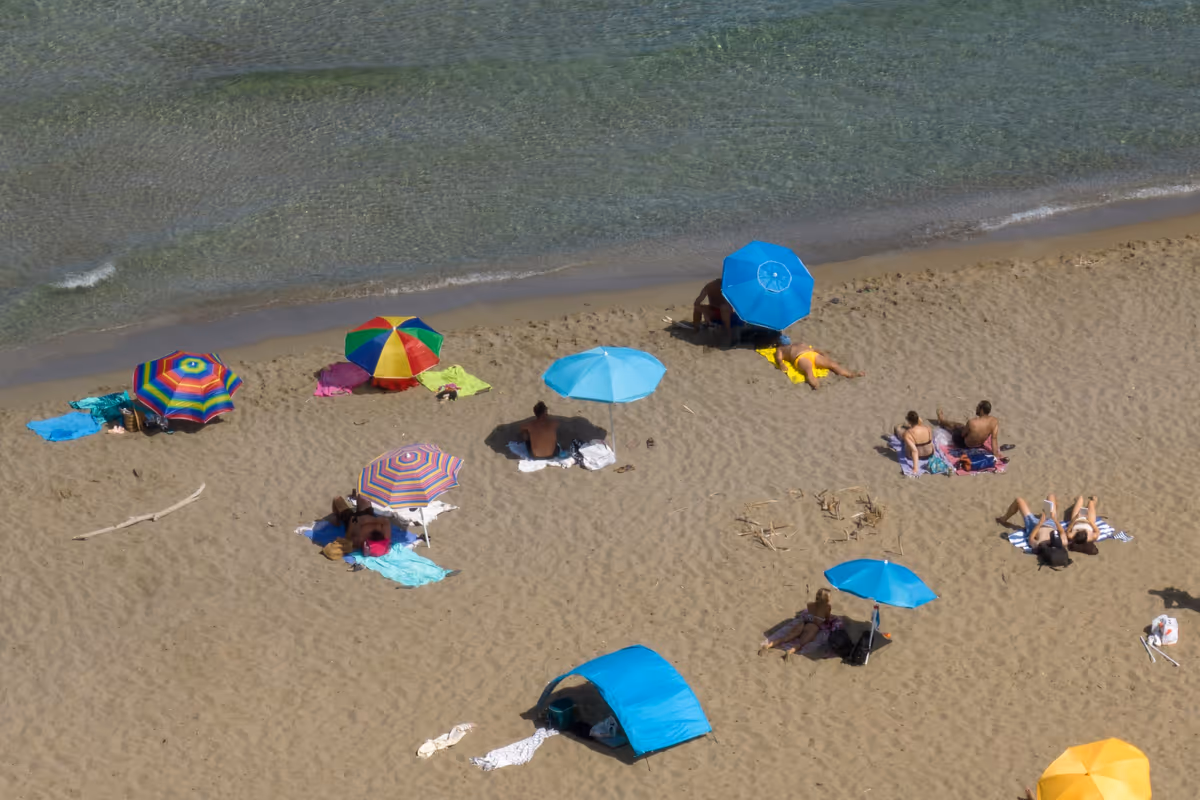 Spiagge libere, perché non si può prenotare il posto con ombrelloni e teli