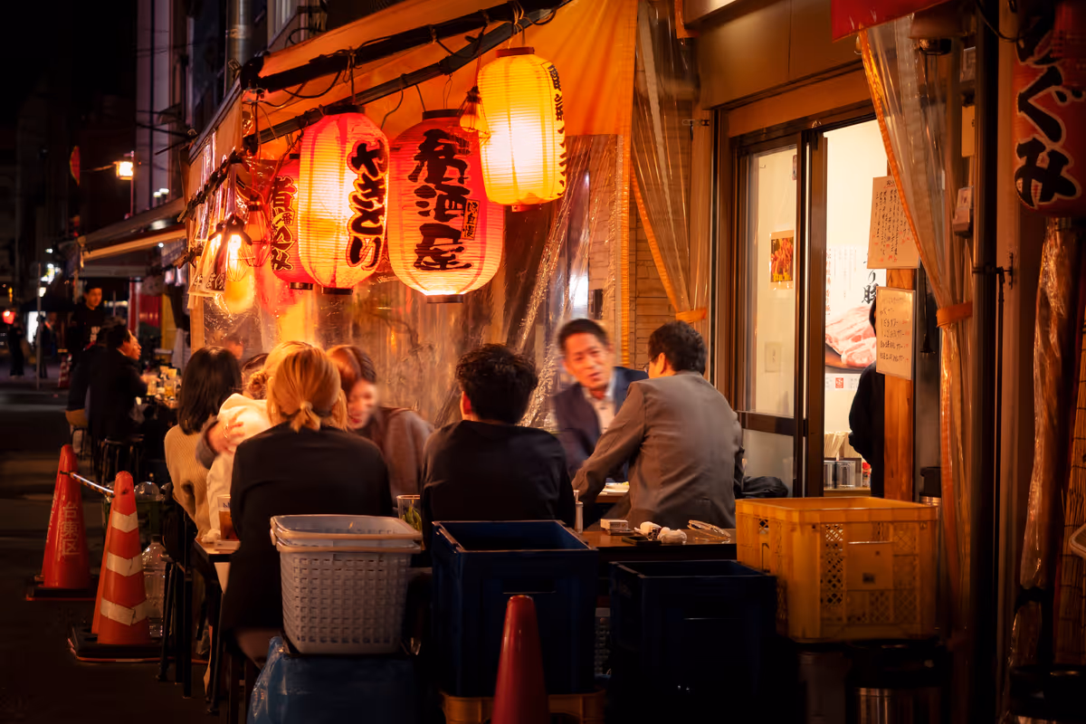 Giappone, crisi degli izakaya: il futuro della ristorazione passa dai micro-bar