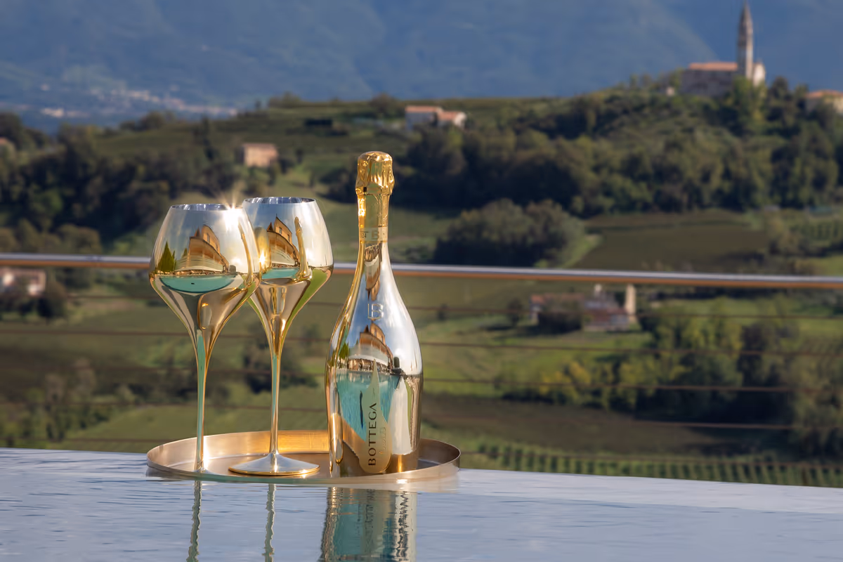 L'inconfondibile bottiglia dorata: il successo del marchio Bottega