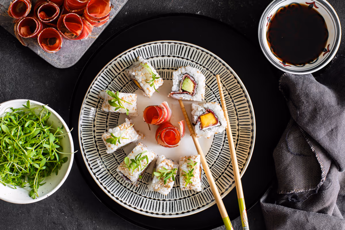 Uramaki con Speck Alto Adige Igp, mango e avocado: la ricetta fusion