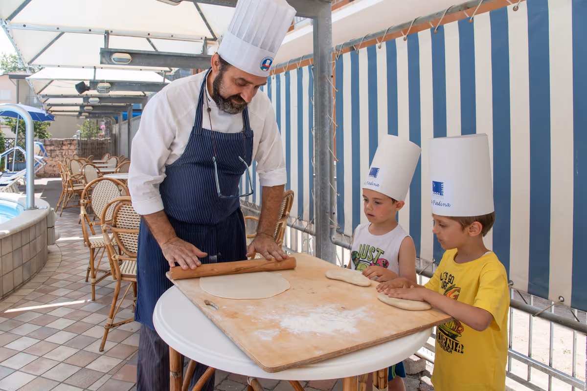 Negli hotel di Cesenatico i bambini mettono le mani in pasta e preparano la piadina