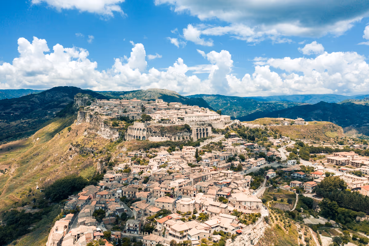 Nel borgo tra Ionio e Aspromonte che sembra un set medievale