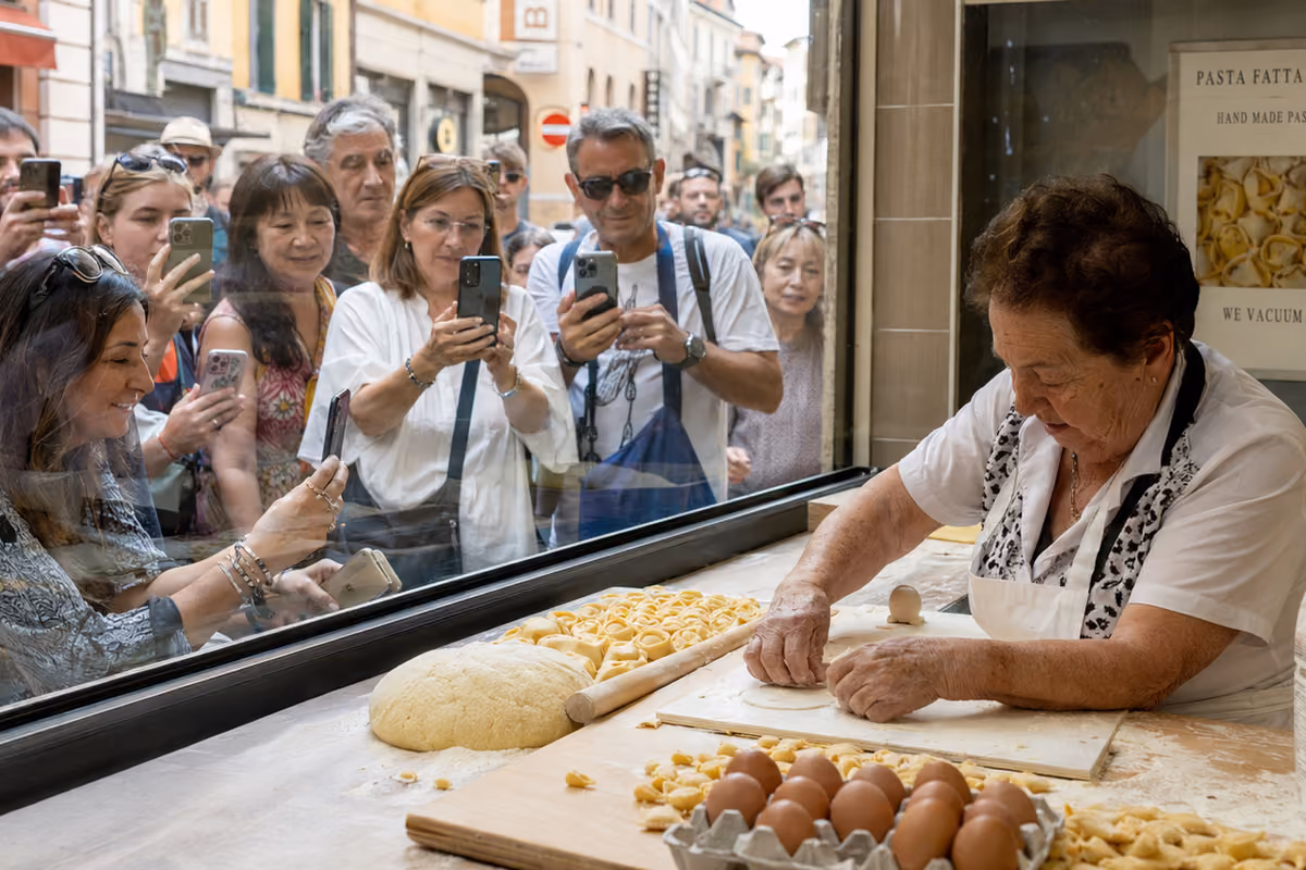 La nonna che fa la pasta in vetrina. Un'Italia che recita per i turisti?