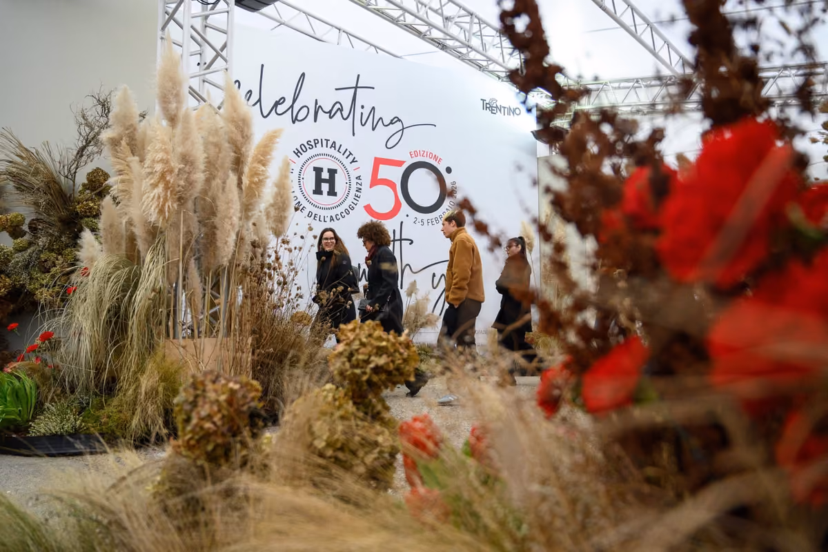 Hospitality 2027, il turismo outdoor cambia passo: focus su glamping e wellness