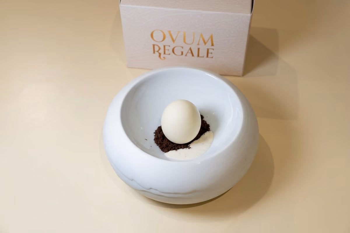 Sembra un uovo alla coque, ma dentro nasconde panna cotta e zabaione