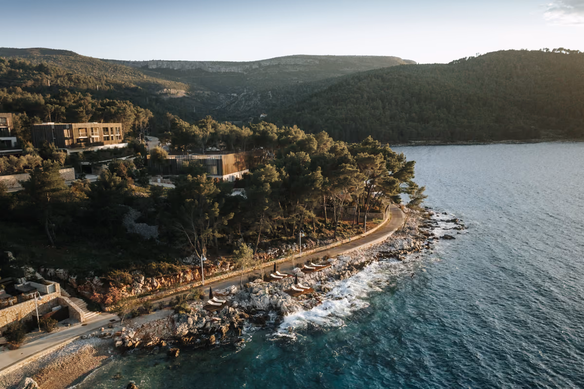 Tra ulivi, pineta e mare: il resort di Hvar che invita a vivere l'isola senza fretta