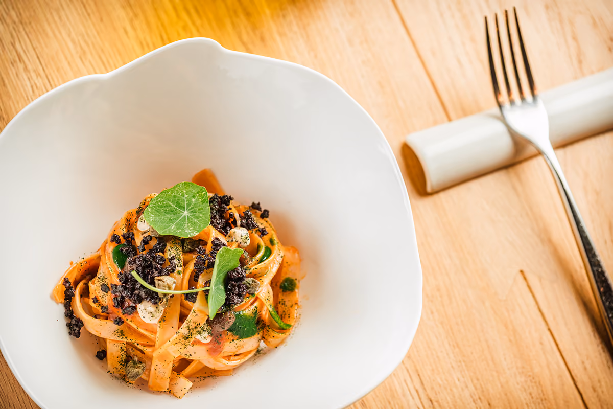 La puttanesca diventa gourmet: tagliatelle con uvetta e pinoli