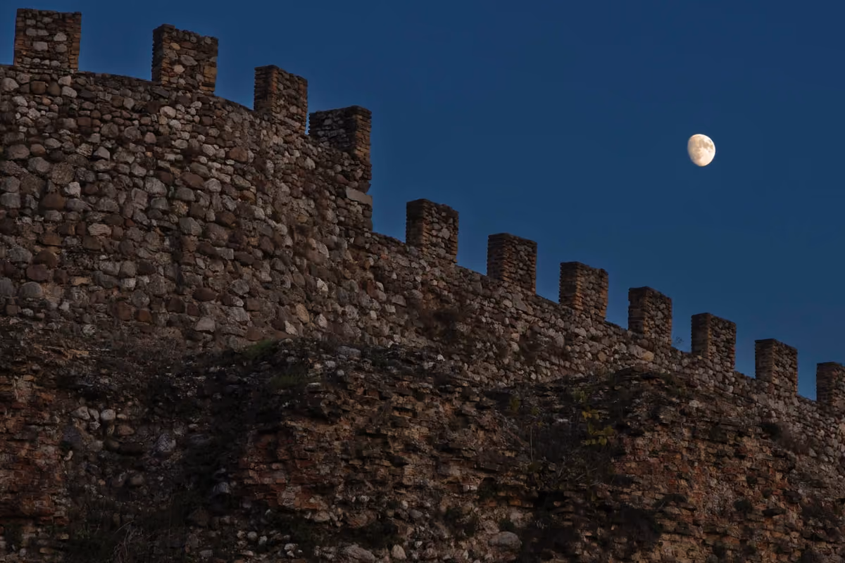 Vino, stelle e il libro più piccolo del mondo: due notti speciali alla Rocca di Lonato