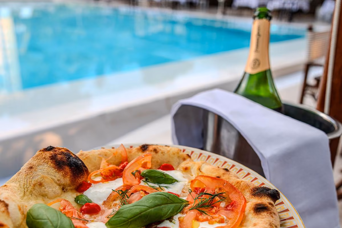 Pizza e Champagne a bordo piscina: la cena a quattro mani in Villa Cora a Firenze