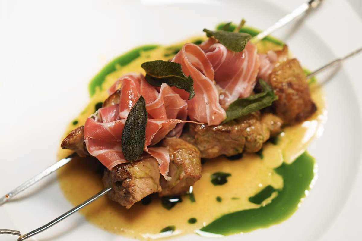 Saltimbocca allo spiedo, la versione gourmet del classico romano