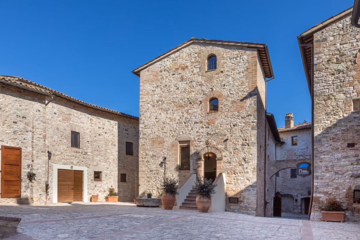 Era una fortezza romana, oggi è un resort: la rinascita di un antico borgo umbro