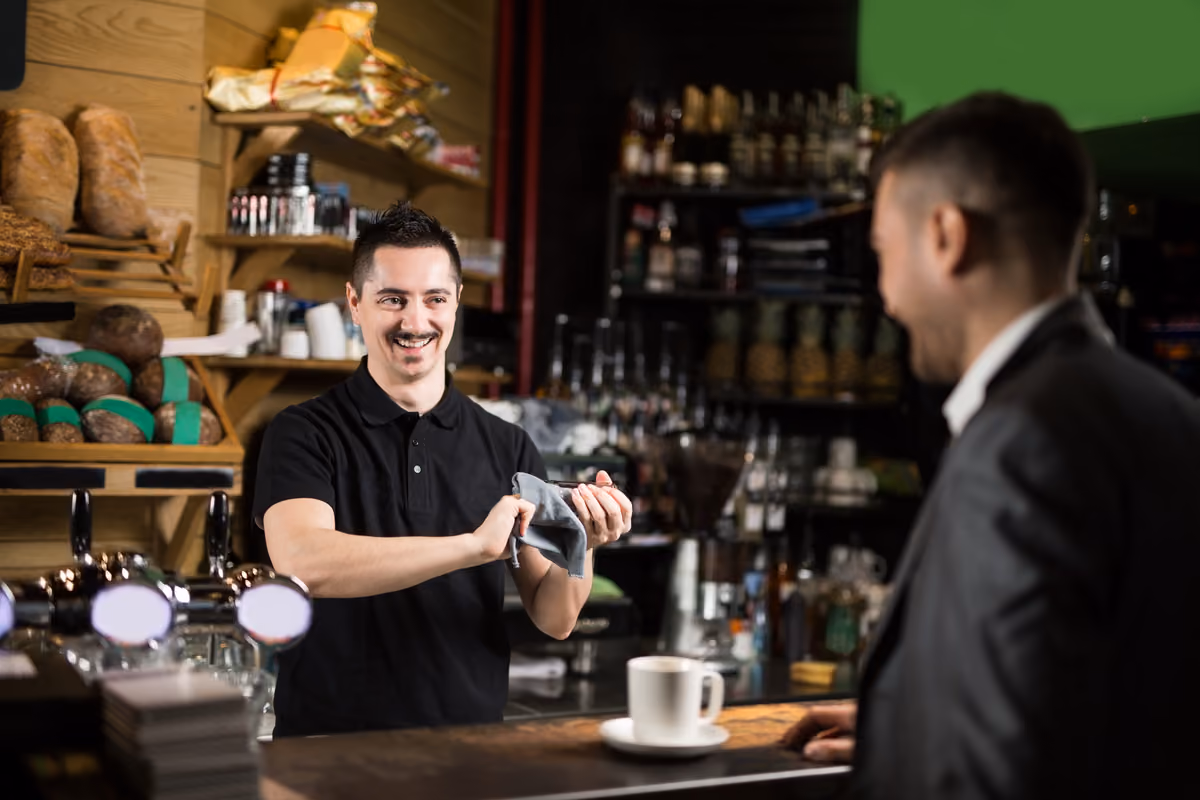 Il barista che ricorda il tuo caffè: un piccolo gesto che fidelizza il cliente