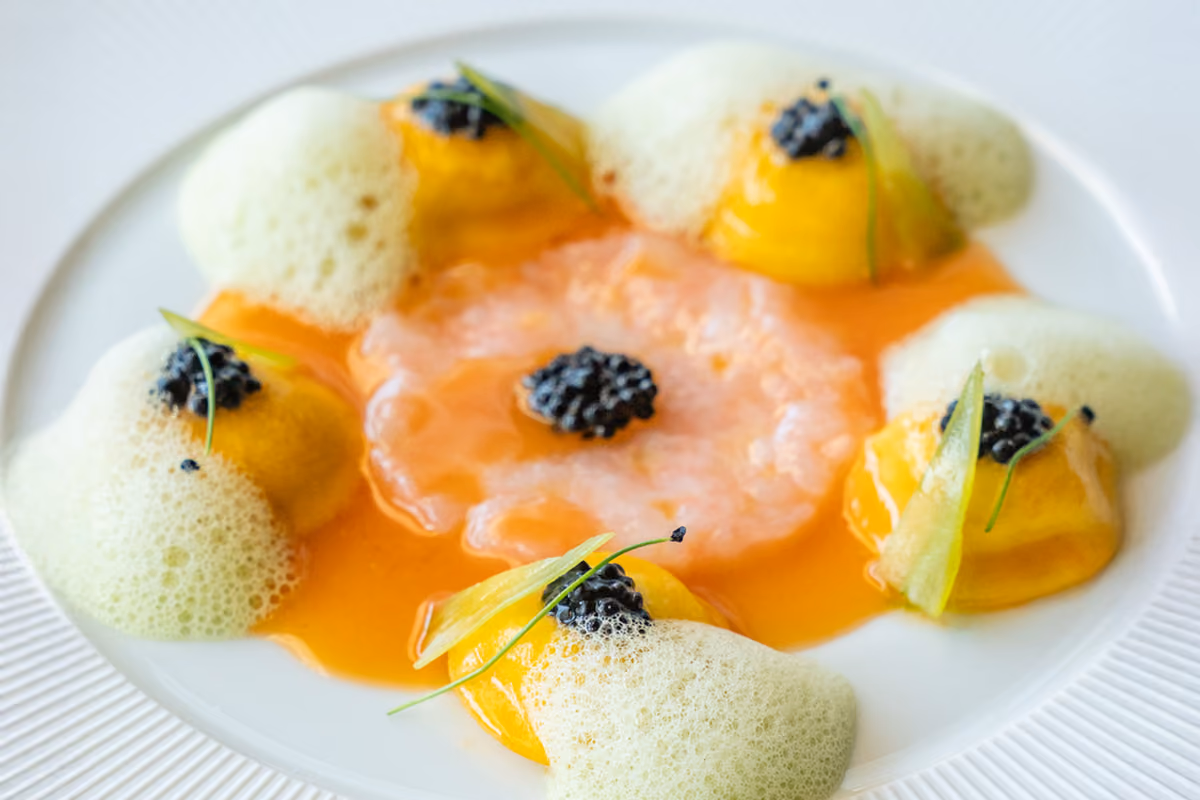 Raviolo di ricotta di pecora, scampo e cacciucco: la ricetta di Gaetano Trovato