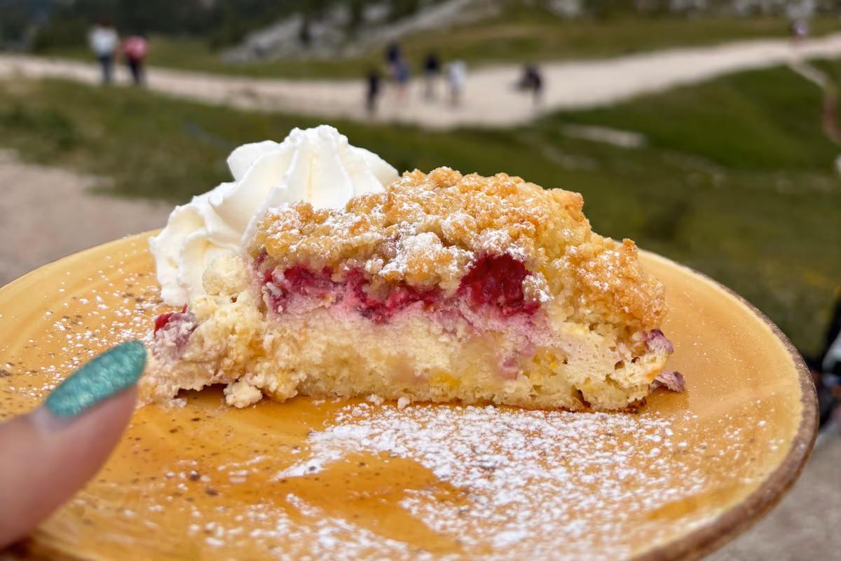 Dalla sbriciolata ai canederli dolci: il lato più goloso dei rifugi delle Dolomiti