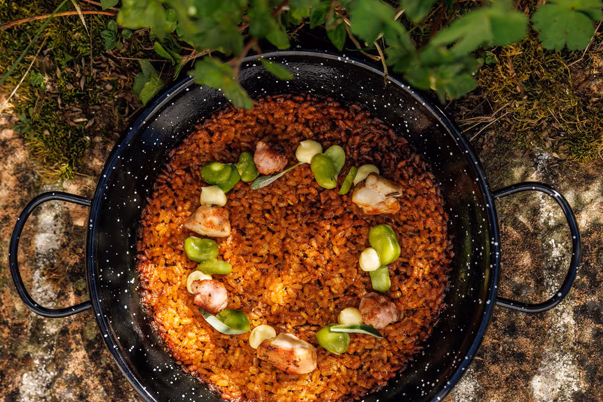 La ricetta della paella valenciana, ma cotta direttamente alla brace