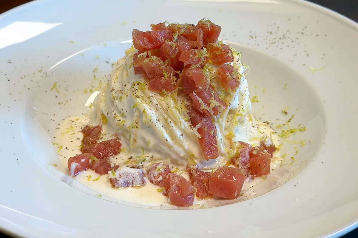 Linguine ricotta, limone e tartare di tonno: una ricetta fresca dagli abbinamenti insoliti