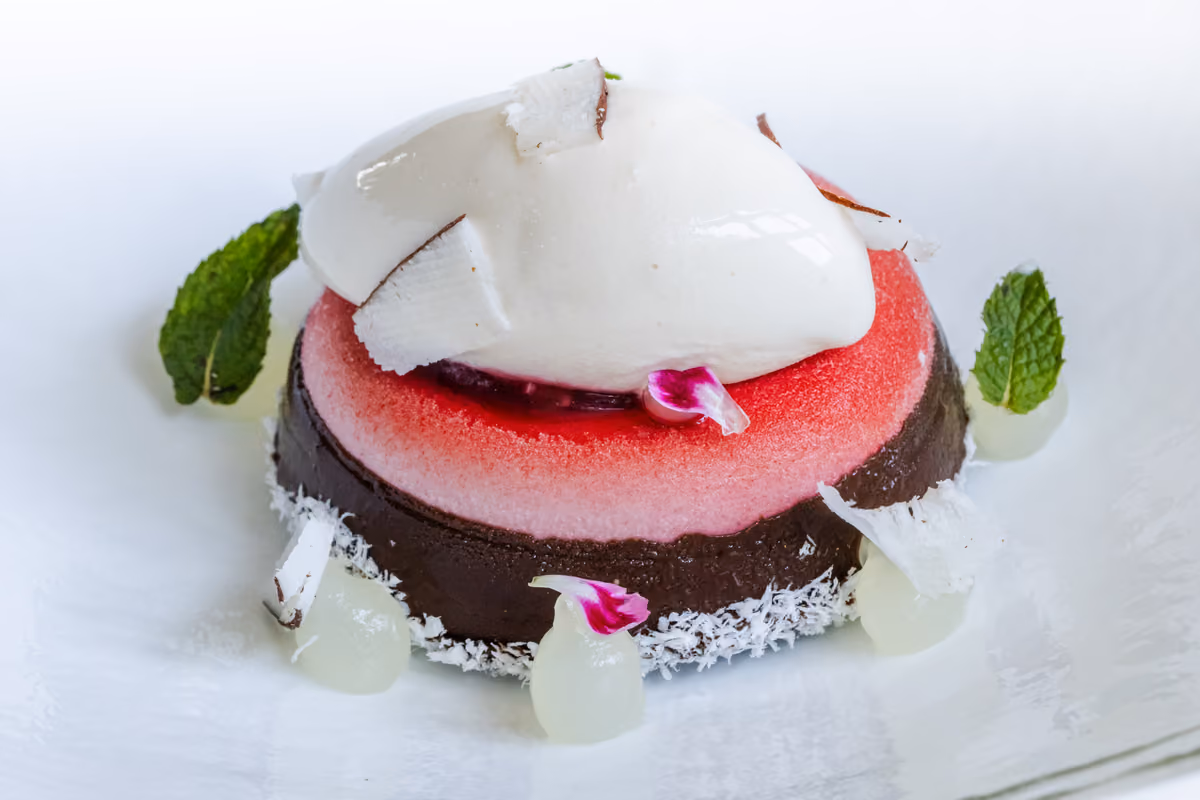 La ricetta della mousse alla ciliegia con cocco tostato e lime