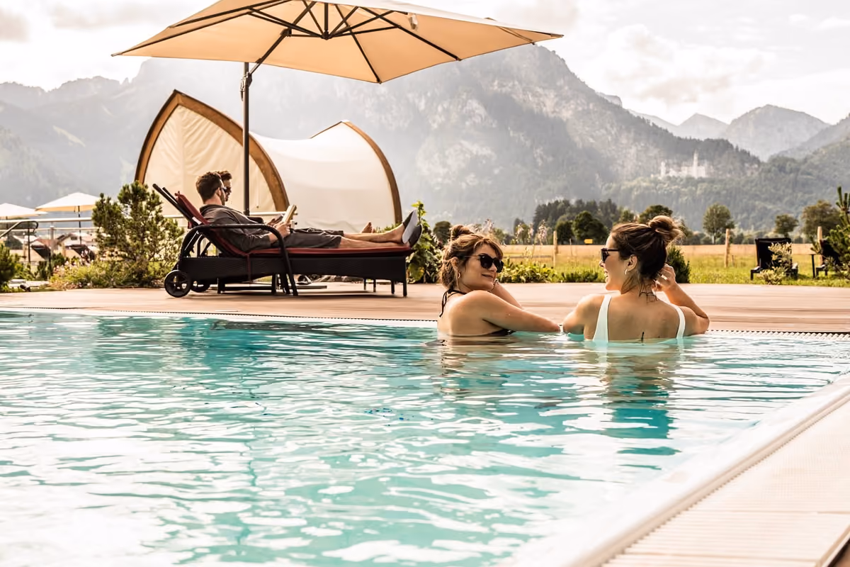 Una piscina con vista sul Neuschwanstein: dentro il boutique hotel delle fiabe