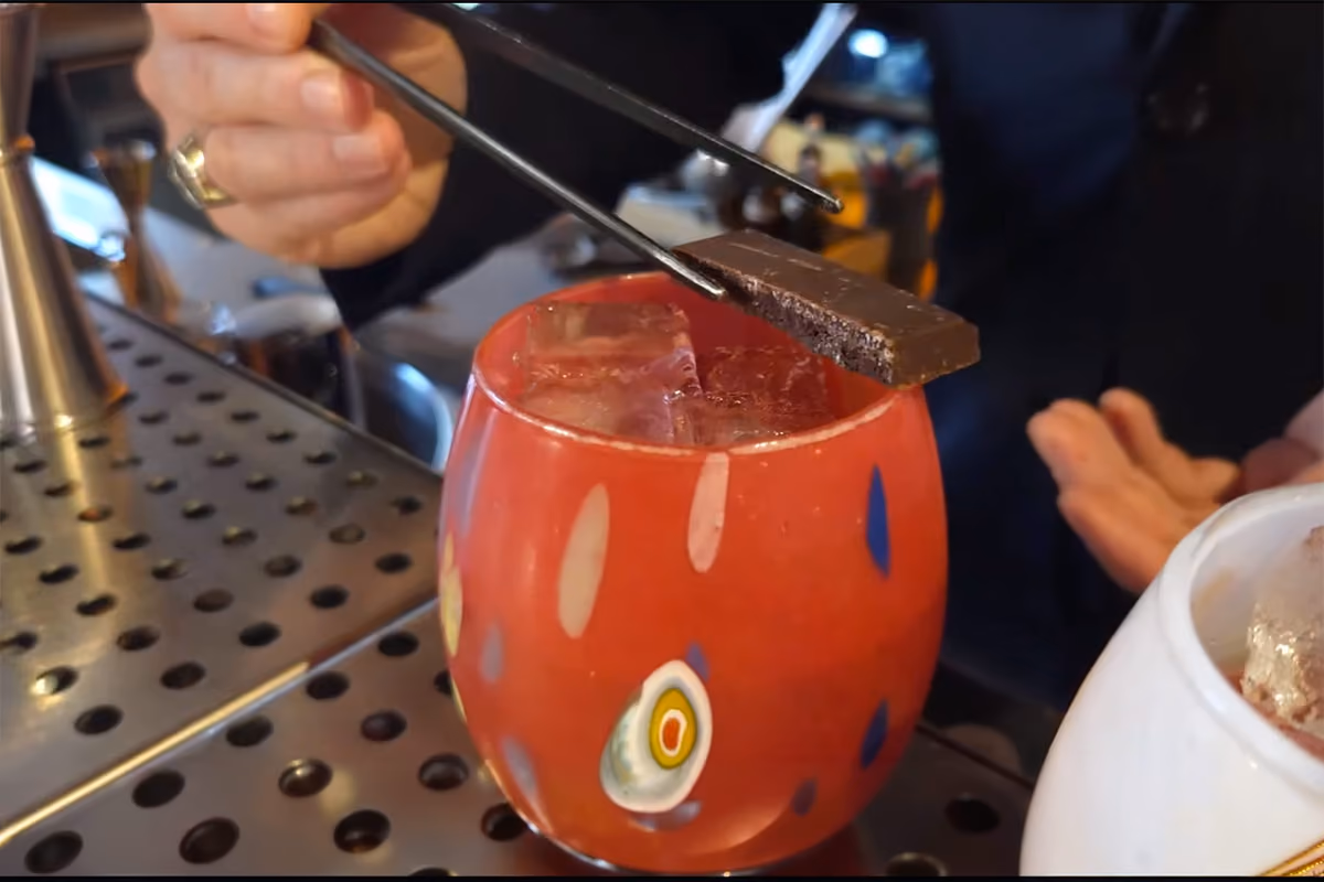 Corteccia, il cocktail di Palazzo Soave con il legno infuso nel bitter