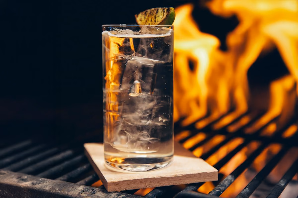 Hai mai provato un Gin Tonic alla brace? La ricetta del cocktail affumicato al lime