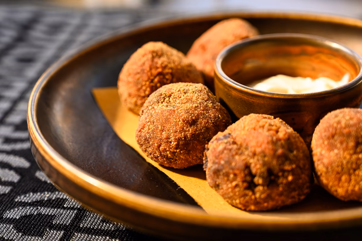 Polpette di maiale con salsa verde: la ricetta perfetta per un aperitivo